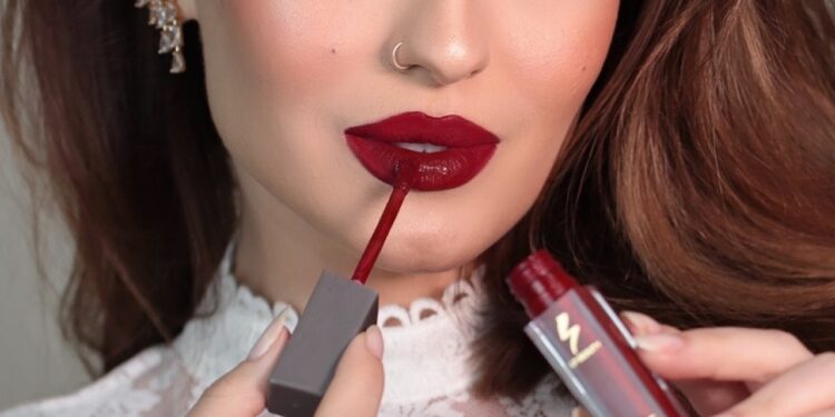 Batom cherry: A cor vibrante que vai dominar sua maquiagem