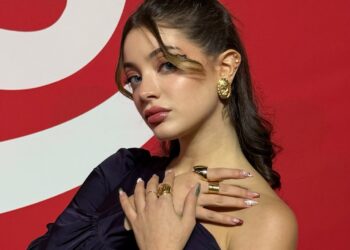 Assista: Influencer joga OURO na rua em Dubai e resultado surpreende