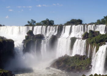 Explore a cidade que abriga uma das maravilhas naturais mais lindas do Brasil