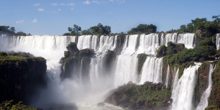 Explore a cidade que abriga uma das maravilhas naturais mais lindas do Brasil