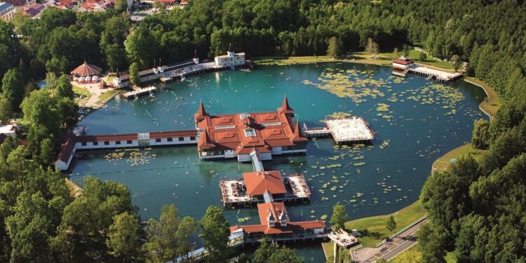 O lago mágico da Hungria que pode transformar sua saúde