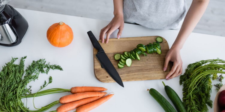 Por trás de uma salada simples, um segredo crocante que sua saúde vai amar