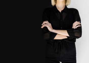Como as roupas escuras podem te manter mais fresco no calor