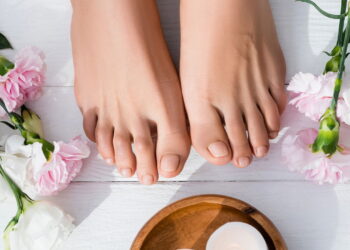 As cores de esmalte mais elegantes para os pés em 2025