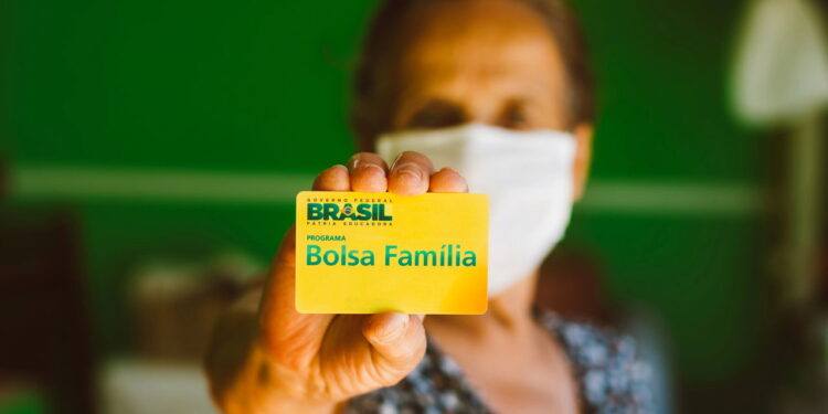 Mais de 840 mil famílias deixam de receber o Bolsa Família