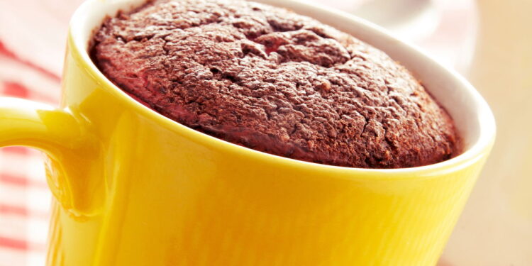 Veja a receita mais fácil e prática para fazer um bolo de caneca de micro-ondas