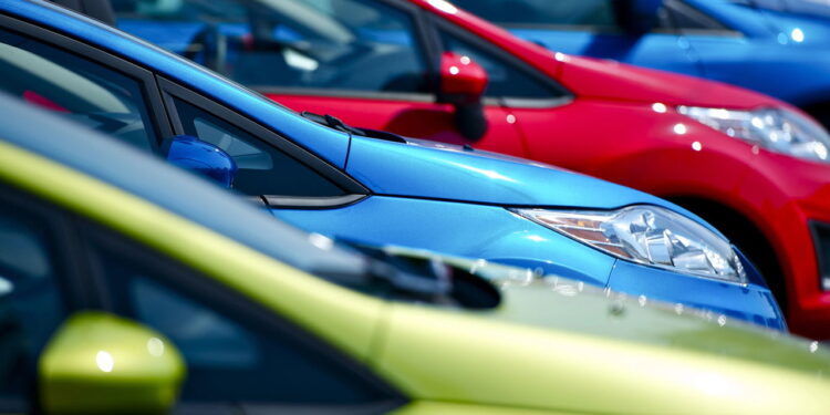 Top 5 carros usados baratos e espaçosos por até R$ 25 mil para economizar com conforto