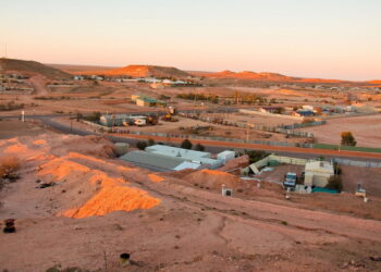 Veja como uma cidade enfrenta o calor extremo morando em cavernas
