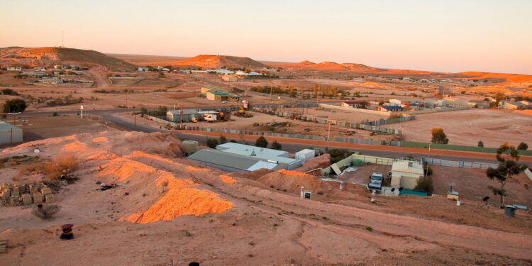 Veja como uma cidade enfrenta o calor extremo morando em cavernas