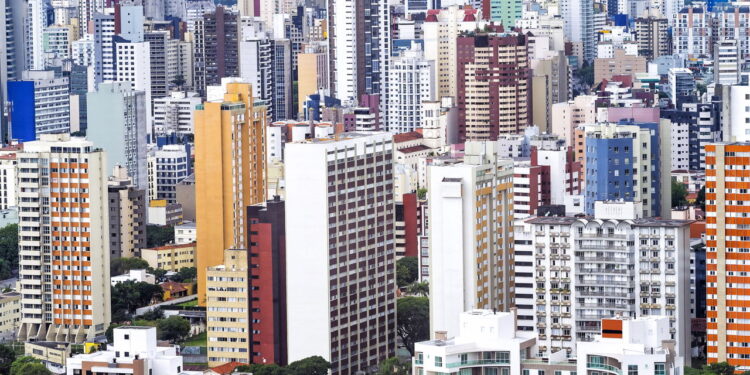 Frente fria derruba as máximas no Sul para 20°C, enquanto Norte e Nordeste esquentam com até 30°C