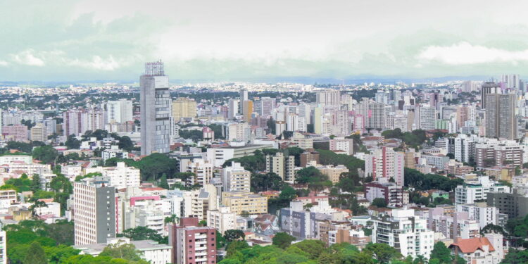 Clima de final de outono segue com frio intenso em Curitiba e calor de 28°C em São Paulo