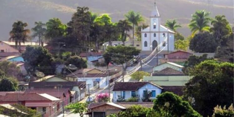 Conheça o cotidiano dos moradores da menor cidade do Brasil