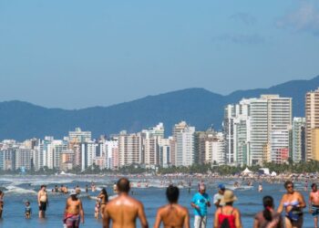 Cidade ganha destaque nacional após eleita com a praia mais linda do Brasil