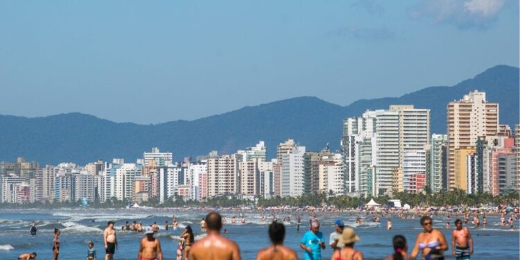 Cidade ganha destaque nacional após eleita com a praia mais linda do Brasil