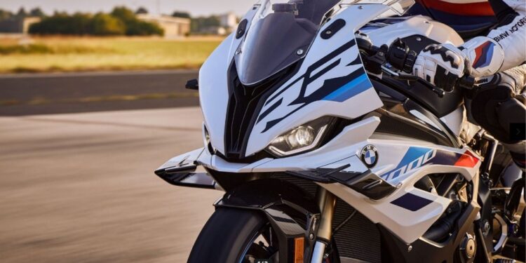 A BMW S 1000 RR 2025 começa a ser produzida no Brasil e consumidores ficam ansiosos