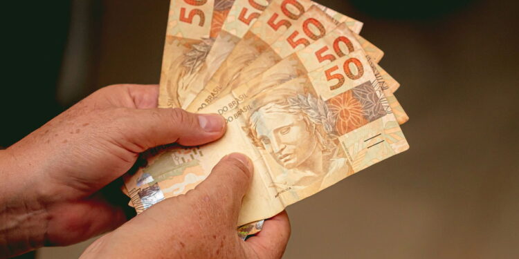 Supersalários no serviço público custam R$ 11 bi e poderiam financiar Bolsa Família para 1,3 milhão de famílias