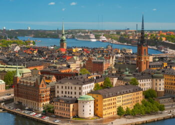 Cidade na capital da Suécia inova ao usar barcos solares na coleta de lixo