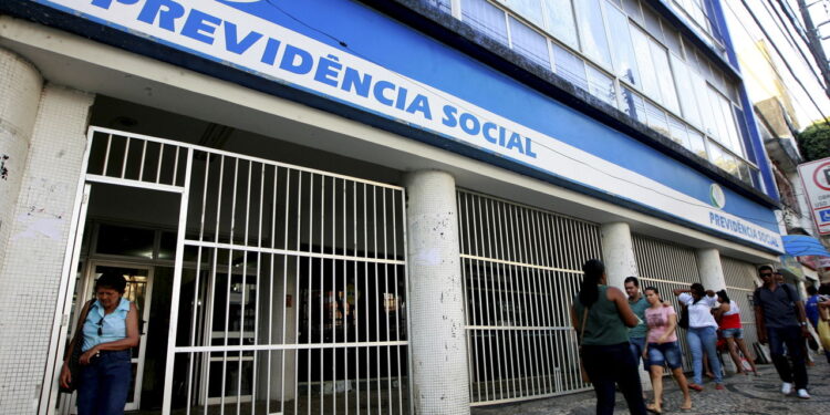 Governo volta a ativa para acelerar análise de benefícios no INSS e reduzir filas