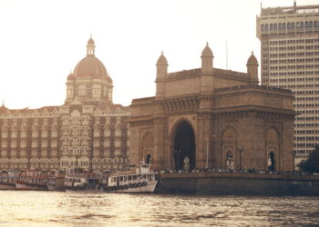 Veja o porquê da maior cidade da Índia adotar a ideia de usar flores nos buracos das ruas