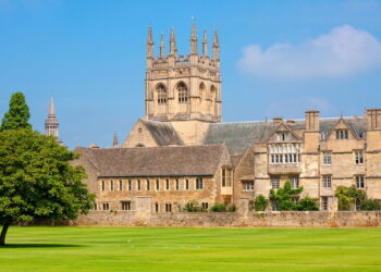 Conheça a cidade que inspiraram o design de Hogwarts dos filmes do Harry Potter