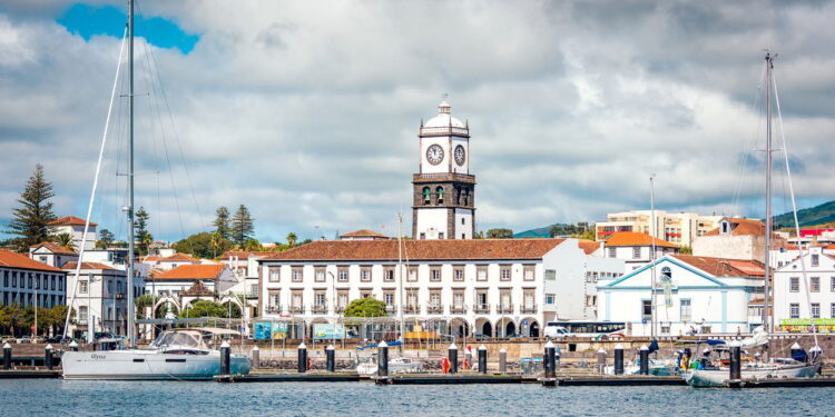 Cidade é conhecida mundialmente por ficar no meio do oceano, em ilhas vulcânicas e águas termais