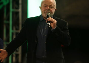 Lula oficializa decreto para antecipação do 13º salário de aposentados e pensionistas do INSS