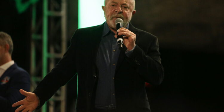 Lula oficializa decreto para antecipação do 13º salário de aposentados e pensionistas do INSS