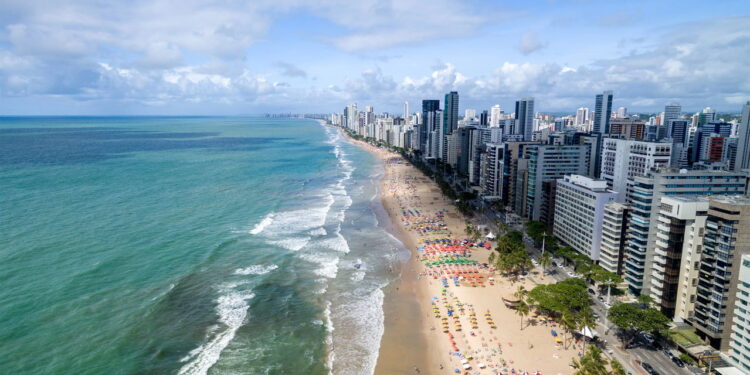 Clima quente persiste em Recife, enquanto em Brasília não passa dos 25°C