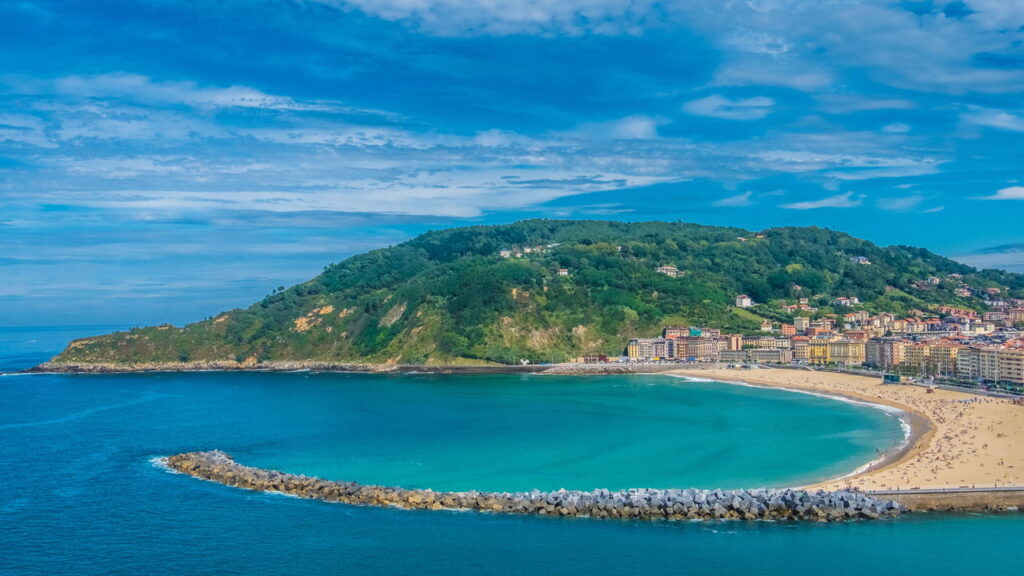 A cidade mais encantadora da Espanha tem praias e educação de ponta