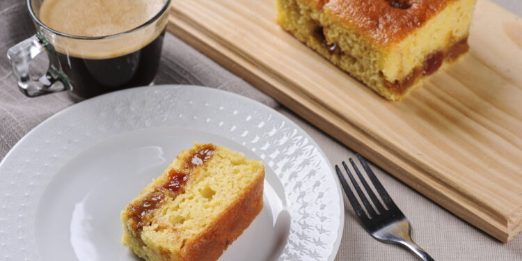 Confira o segredo por trás do bolo de fubá com goiabada perfeito com essa receita