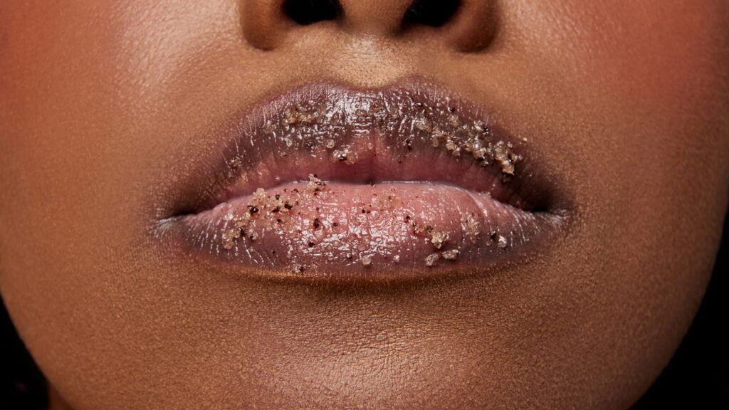 Cuidado surpreendente que transforma a aparência dos lábios com um único hábito