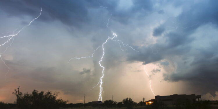Esse erro comum em dias de chuva pode queimar todos os seus eletrônicos