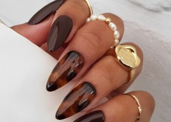 Você vai querer testar essas unhas marrons que estão bombando no outono/inverno