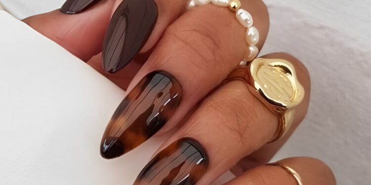 Você vai querer testar essas unhas marrons que estão bombando no outono/inverno
