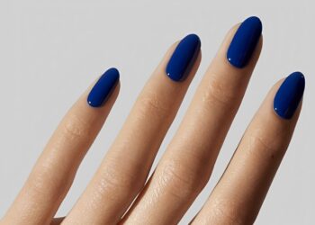 Azul royal nas unhas é o toque de realeza que seu look precisa
