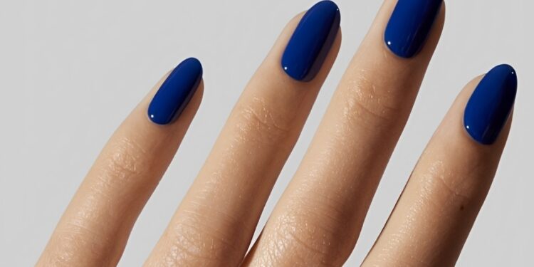 Azul royal nas unhas é o toque de realeza que seu look precisa