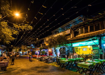 Cidade brasileira atrai turistas e moradores com praias paradisíacas e clima aconchegante
