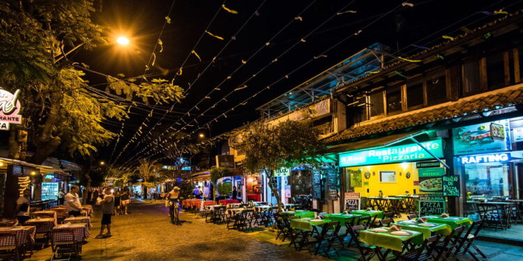 Cidade brasileira atrai turistas e moradores com praias paradisíacas e clima aconchegante