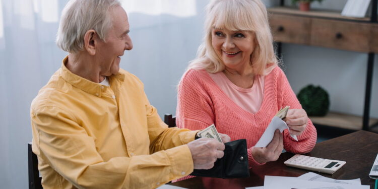 Benefício para quem completa 60 anos ganha novo formato e conquista ainda mais os idosos