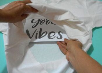 Técnicas incríveis para customizar roupas com frases únicas