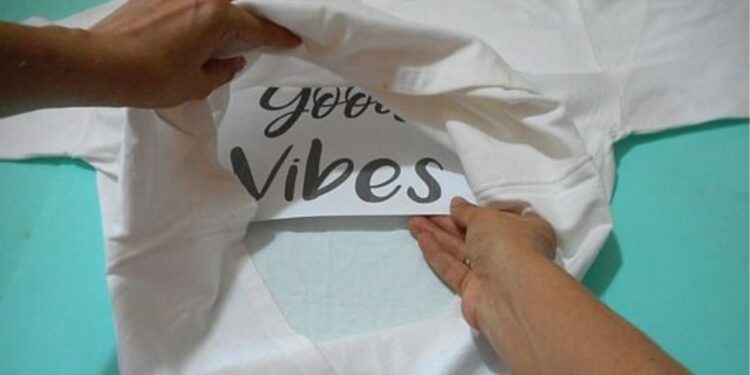Técnicas incríveis para customizar roupas com frases únicas