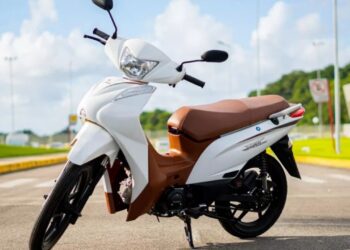 Conheça a moto que une economia, design moderno e a liberdade de rodar sem CNH
