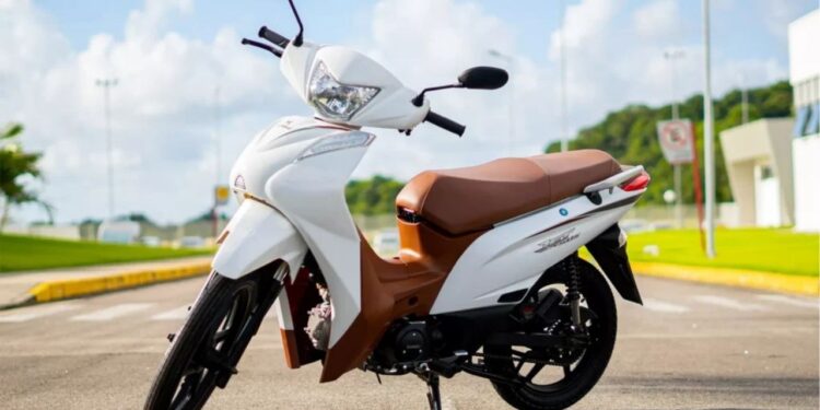 Conheça a moto que une economia, design moderno e a liberdade de rodar sem CNH