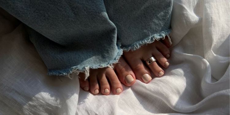 Cores de esmalte para o outono que vão deixar seus pés lindos mesmo no frio