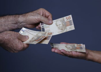 Governo reajustou o salário mínimo fazendo os beneficiados pularem de alegria