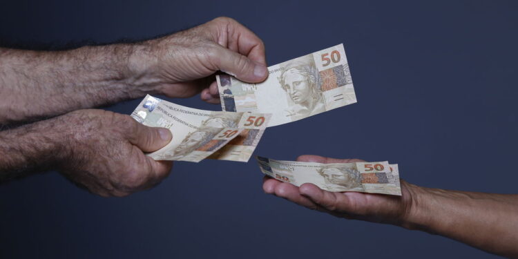 Governo reajustou o salário mínimo fazendo os beneficiados pularem de alegria