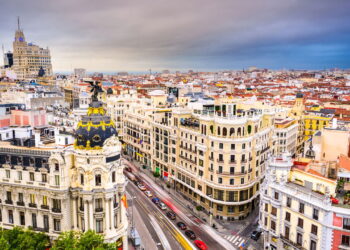 Essa cidade é grande em centro politico e econômico impressionando a todos que vão visitar