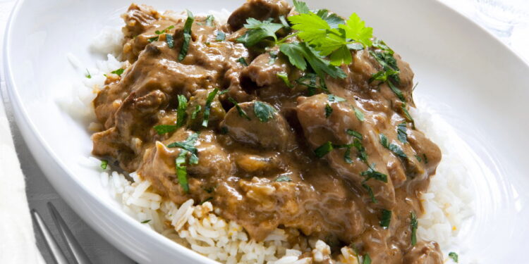 Receita de strogonoff de carne cremosa está ganhando corações e paladares
