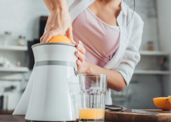 Como preparar um suco de laranja natural de forma prática, rápida e saudável