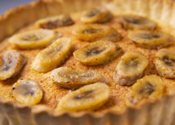 Veja como fazer um bolo de banana com aveia e chocolate sem glúten com cremosidade